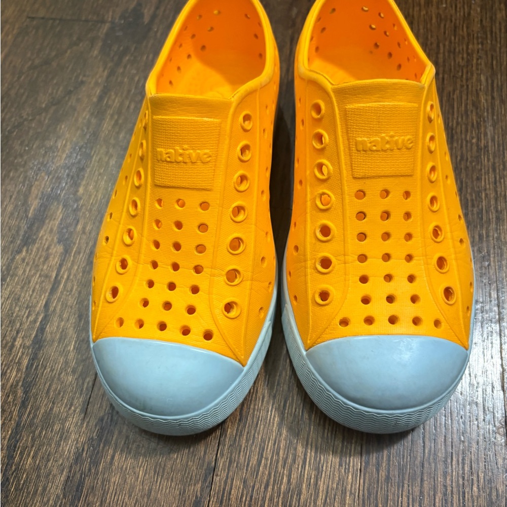Native Kids Jefferson size C13 Slip-On Shoes Brigbt Orange with light blue